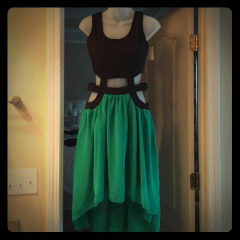 💚Black and Emerald Green Asos Dress with Side Cut Outs and High Low Hem
🖤Size 6